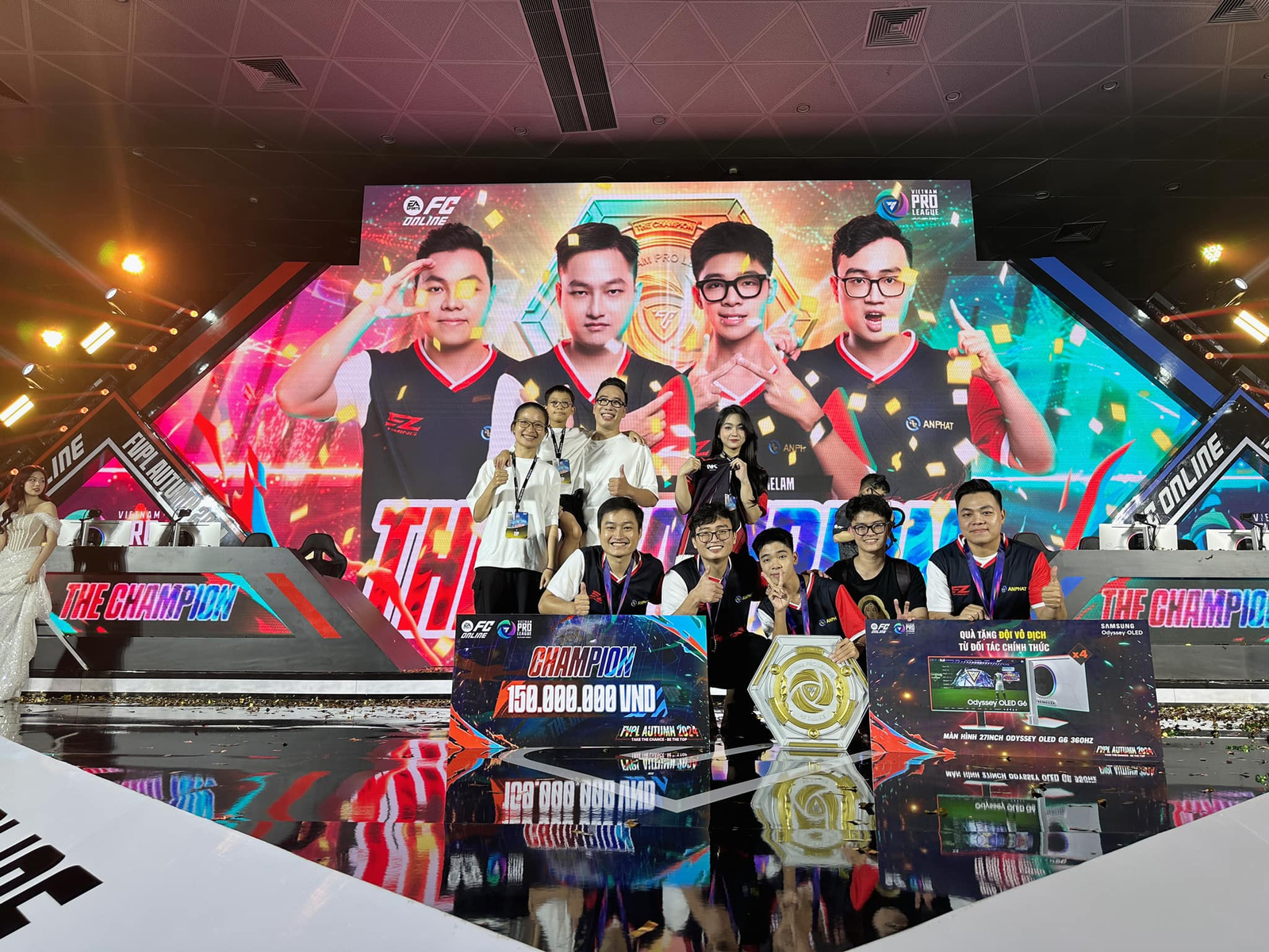 Fan girl xinh đẹp gây chú ý khi check-in cùng thần đồng Esports Việt